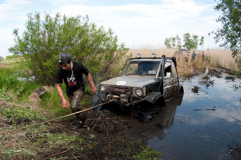 Вытащить автомобиль из болота
